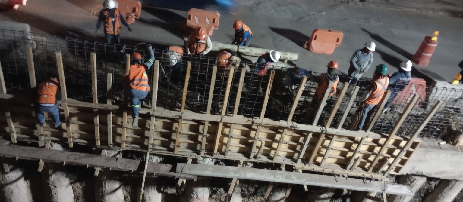 Cimbrado y armado de muro de contención de noche en el Distribuidor Vial 5 de Febrero, Querétaro